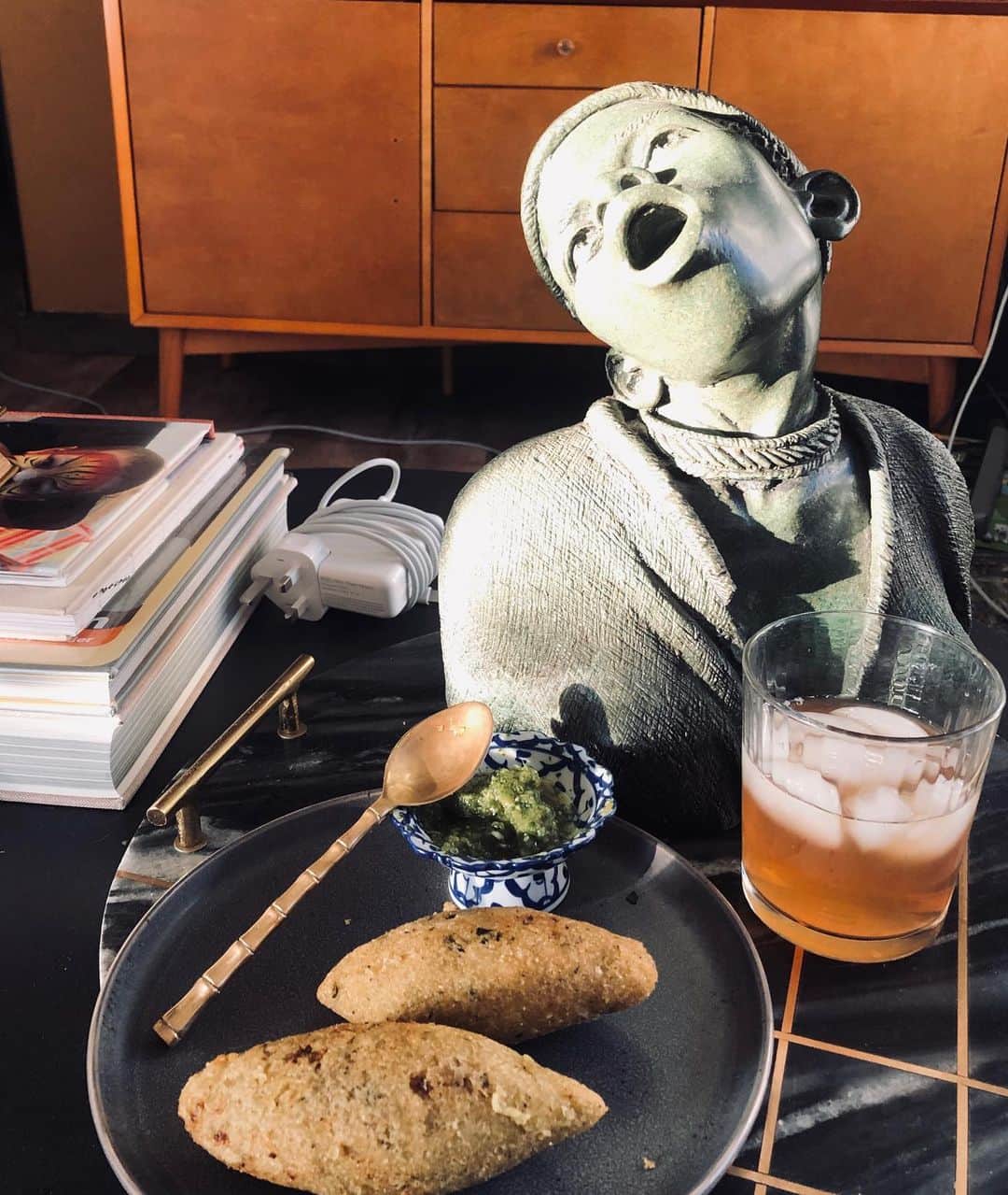 ケリスのインスタグラム：「Alcapuria , aji , a sip and our voice to be heard this Sunday morning」