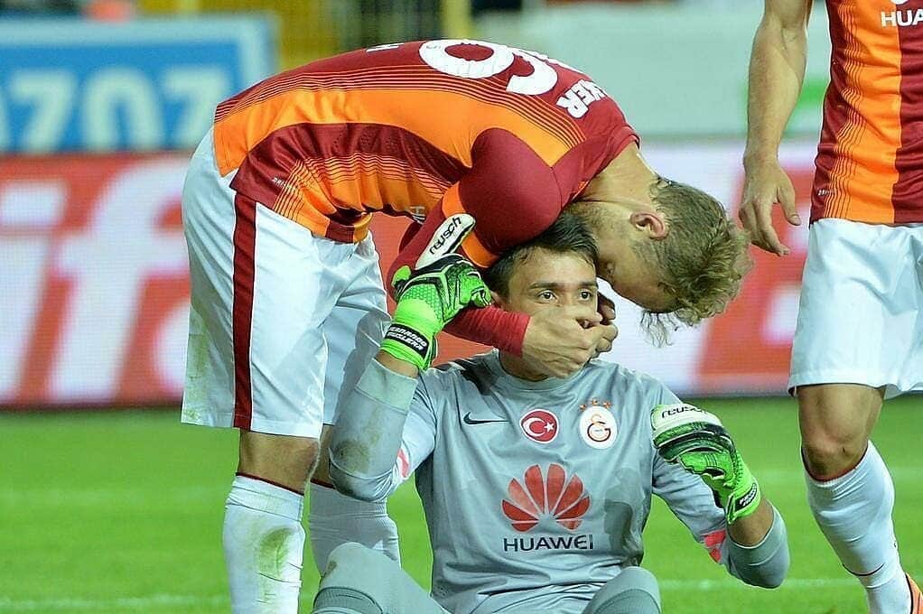 セミフ・カヤのインスタグラム：「Geçmiş olsun kardeşim🙏🏻 Get well soon hermano🙏🏻 @muslera」