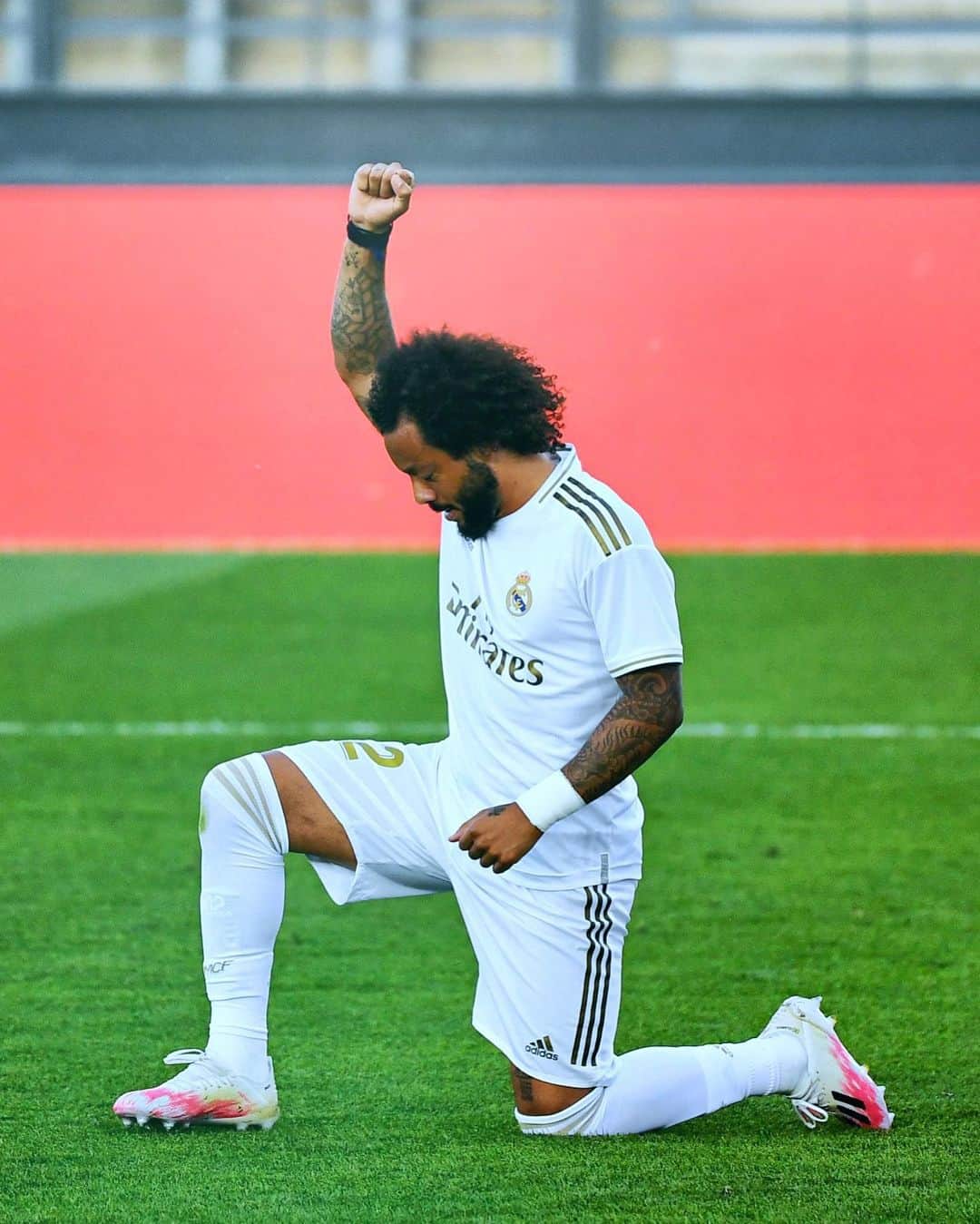 F2Freestylersのインスタグラム：「Powerful! 📸 Marcelo taking a knee before tonight’s game & his first goal back! ⚽️🔥 #BlackLivesMatter ✊🏿✊🏾✊🏽✊🏼✊🏻」