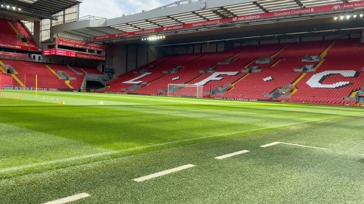 デヤン・ロヴレンのインスタグラム：「I’ve been sitting today before training session and thought myself how massive this stadium is, today peaceful and quiet, but on match days on fire.  Hopefully in the near future will play again in front of our supporters. It will not be the same without you, but we know what is our main target!  #ynwa 🔴🔴🔴」