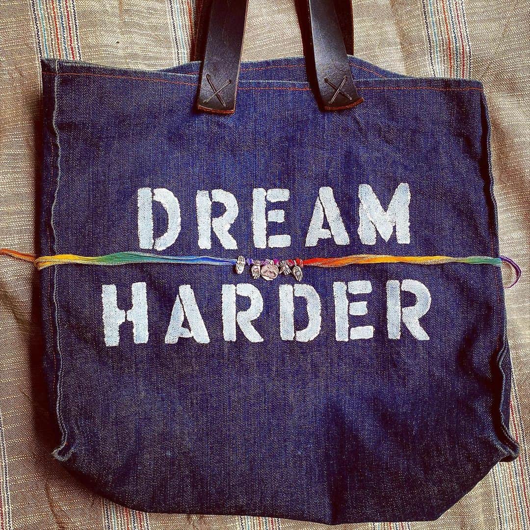 キャサリン ミッシェルさんのインスタグラム写真 - (キャサリン ミッシェルInstagram)「Aware & Awake 🤙🤙🏼🤙🏾🤙🏿. I just realized how many hand charms I created in 18 years ! Missing a couple on this picture. Custom bag or pillows @evdenimes . I ordered mine with one “Dream Harder” side and the other side with “Try Harder” on the other side. DM for info. #supportsmallbusiness #grateful #jewelryasmedecinecm #hand #mano #mains #reclaimedmetal #silver #diamond #madewithlove #madeinusa #amour #love #dream #denim #indigo #custom #bag #handbag」6月15日 4時48分 - catherinemichiels