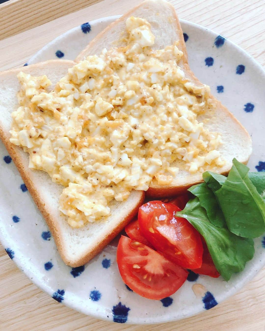 伊藤歩さんのインスタグラム写真 - (伊藤歩Instagram)「おはよう‼️朝パン🥪パパン✨ 今日は夏日になるそうなので 熱中症にはくれぐれも気をつけてくださいね🧊 * * * ・卵 ・マヨネーズ適量 ・塩少々 ・眠ってたトリュフペースト少々 ・食パン  #自家栽培#バジル #tokyolife#幸せな時間#食べスタグラム」6月15日 10時34分 - ayumi__ito