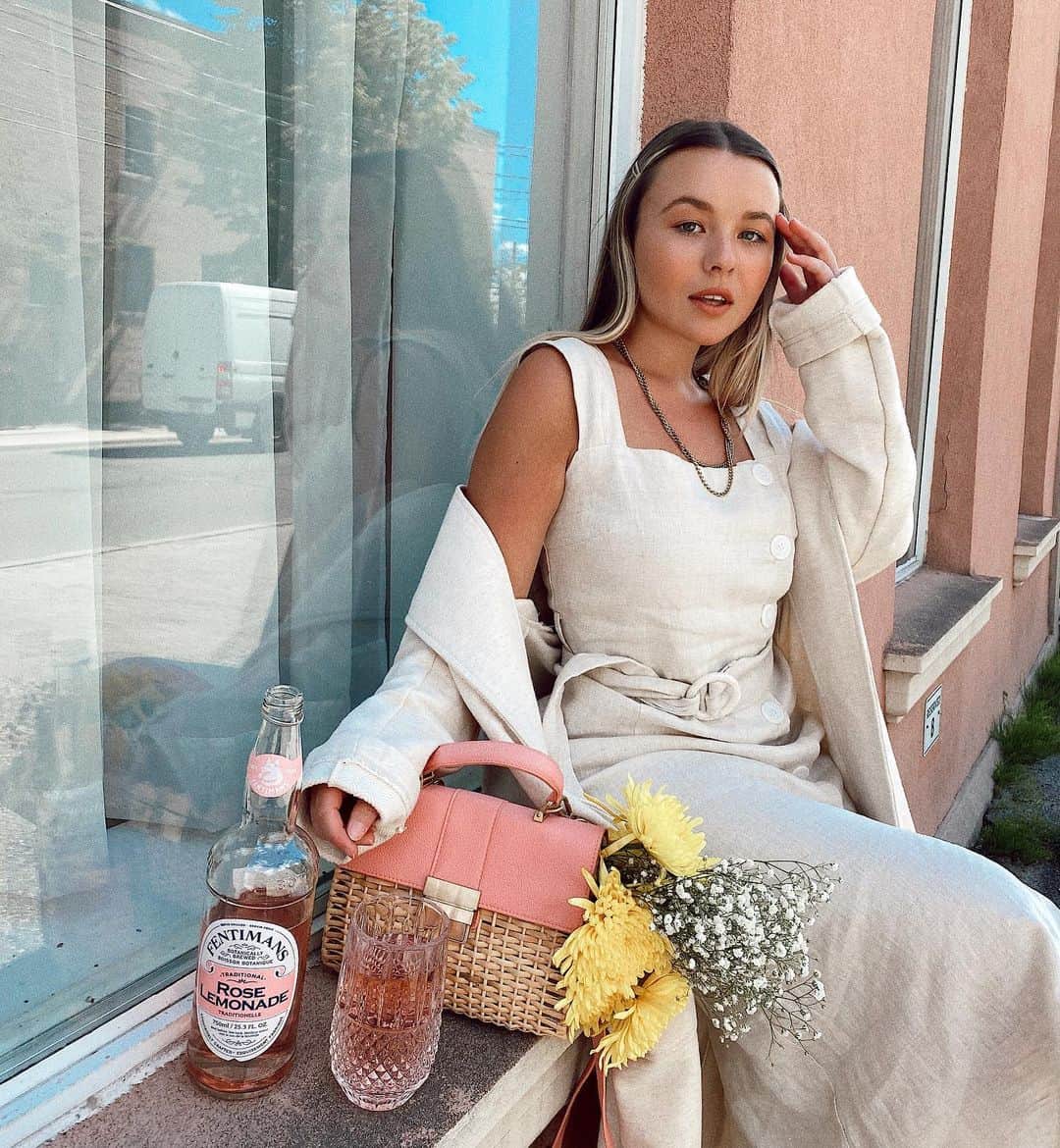 トーリ・ウェブスターのインスタグラム：「If you’re overdressed people will just assume you’re coming from somewhere better or going somewhere better 👛🎀🛍🌻✨#weekendvibes」