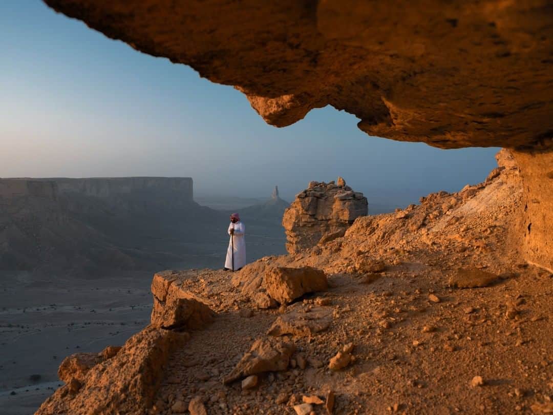 National Geographic Travelさんのインスタグラム写真 - (National Geographic TravelInstagram)「Photo by Keith Ladzinski @ladzinski | Ali, a Saudi Arabian man from Riyadh, takes in the early morning sun along the cliff line of the Tuwaiq Escarpment. This area is known as the edge of the world, a plateau that extends over 400 miles (643 kilometers) and offers incredible views of the Rub al Khali Desert. #TheEdgeOfTheWorld」6月15日 5時05分 - natgeotravel