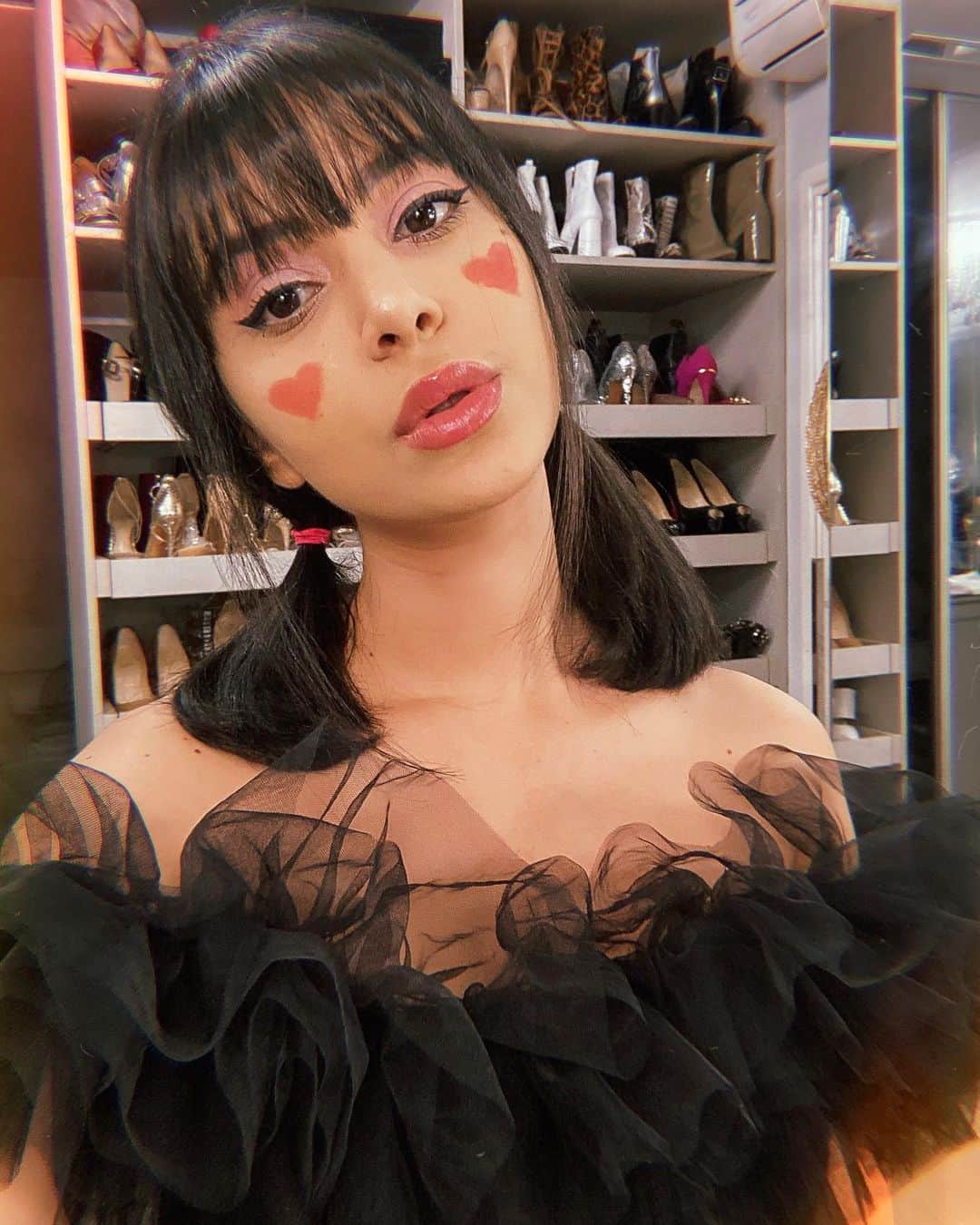 Gabriela Salesのインスタグラム：「Primeira de muitas makes juninas pra ficar em casa kkkkk! Me aguentem 💕 -  #makesricademarre」