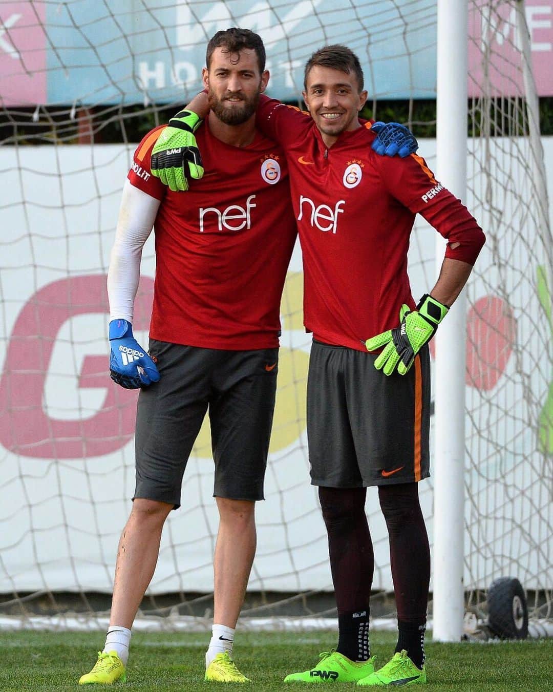 エライ・イシュジャンのインスタグラム：「Get well soon hermano 😞🙏🏻 @muslera」