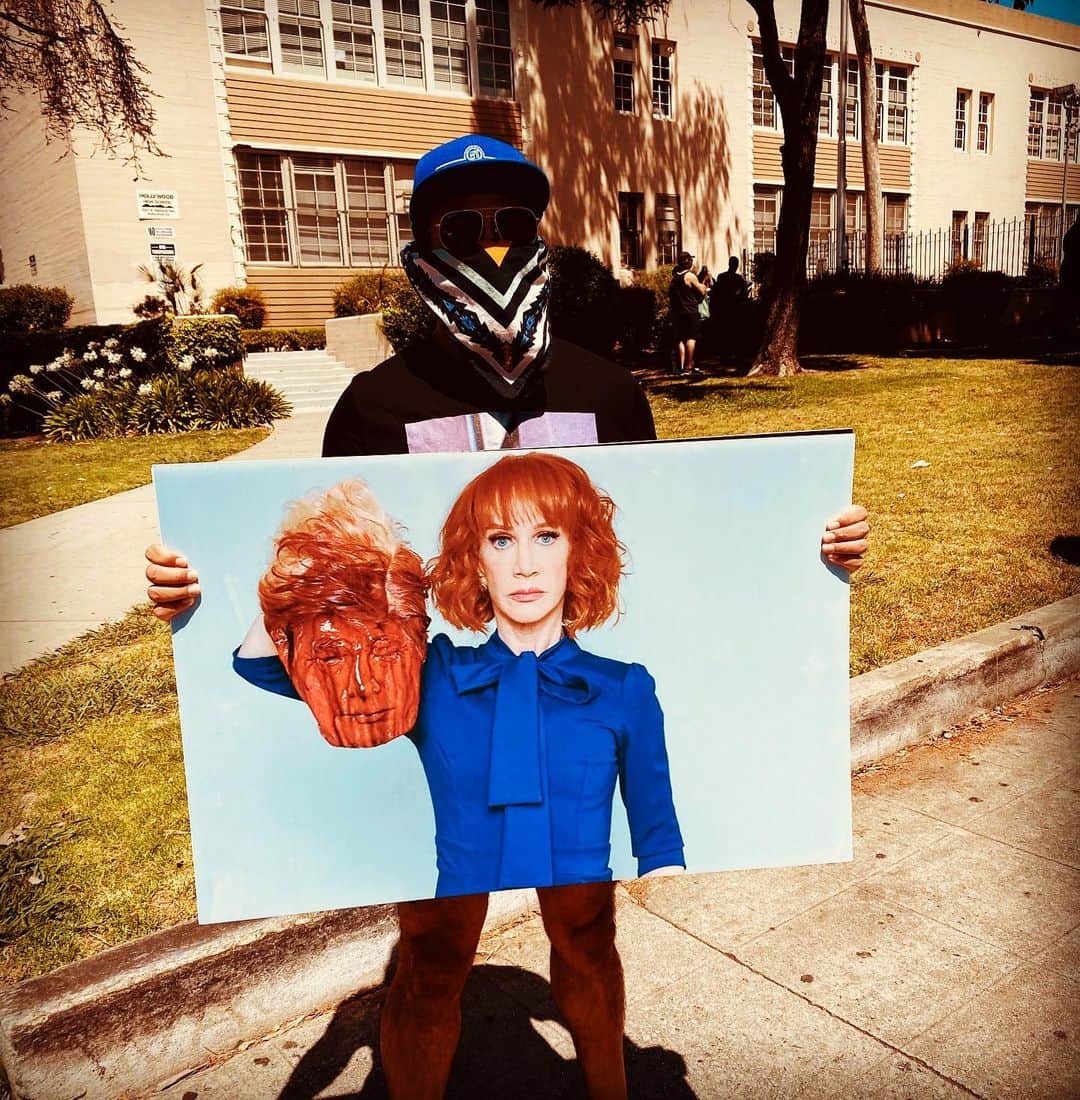 キャシー・グリフィンのインスタグラム：「Here’s your birthday card, trump.  #BlackLivesMatter  #BLM #protestsigns」