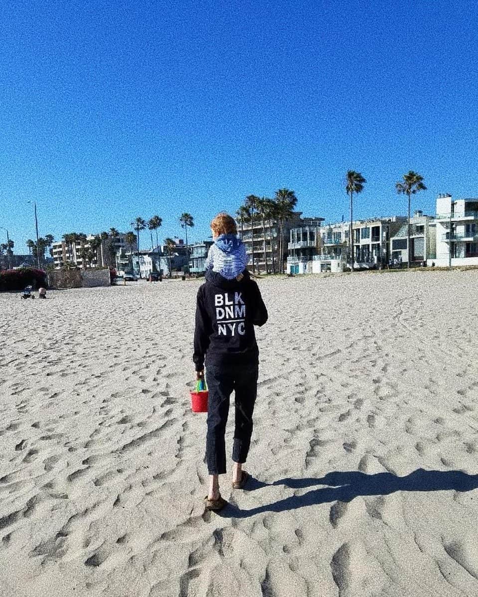 マチルダ・ルッツのインスタグラム：「When you feel life coming down on you, Like a heavy weight When you feel this crazy society, Adding to the strain Take a stroll to the nearest waters And remember your place Many moons have risen and fallen long, long before you came So which way is the wind blowin', And what does your heart say? So follow, follow the sun.  #followthesun #xavierrudd」