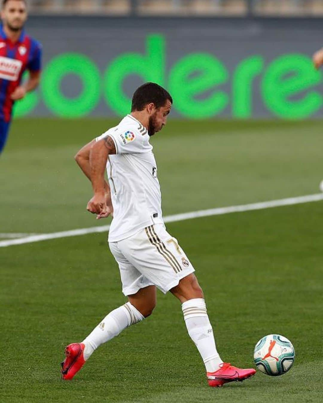 エデン・アザールさんのインスタグラム写真 - (エデン・アザールInstagram)「It feels good to be back in white @realmadrid #halamadrid」6月15日 5時31分 - hazardeden_10