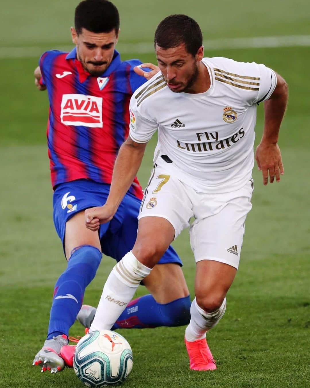 エデン・アザールのインスタグラム：「It feels good to be back in white @realmadrid #halamadrid」