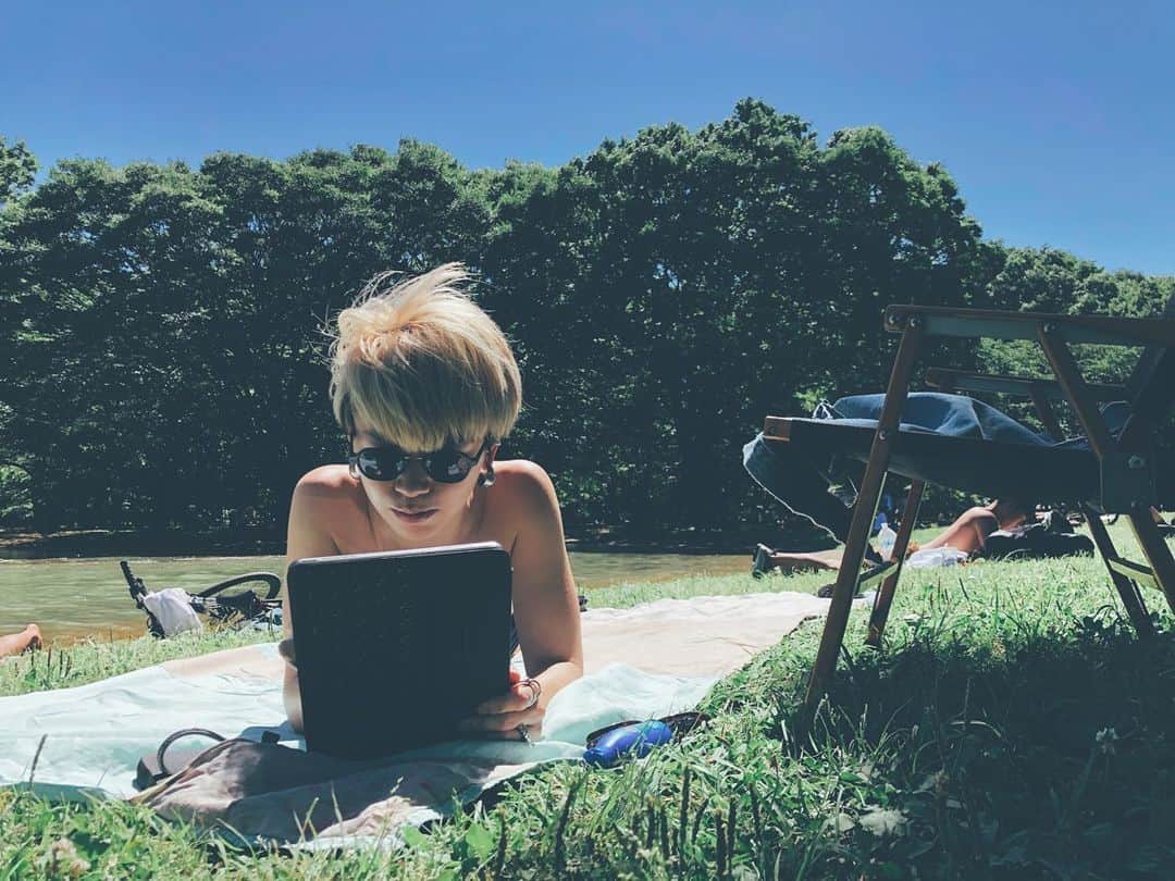 藤田敦子のインスタグラム：「ㅤㅤㅤ 先に言うとくけど、トップレスではない。 とある晴れた日☀️ ㅤㅤㅤ #青空mtg #実際は暑くてiPadにはメモれず #録音した」