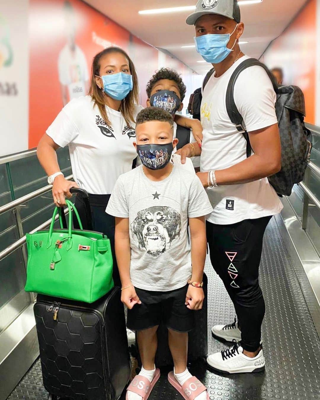 チアゴ・シルヴァのインスタグラム：「Voltando pra casa, obrigada Brasil, nossa família e nossos amigos, Deus no comando 🙏🏽✈️🇫🇷 • • • #ThiagoSilva #BelleSilva #FamiliaSilva #CoronaOut #StopCorona #restecheztoi #jesuischezmoi #restezchezvous #fiqueemcasa #fiquememcasa #ficaemcasa #euficoemcasa #stayhome #stayathome #restezalamaison #yomequedoencasa #PartiuParis #IciCestParis」