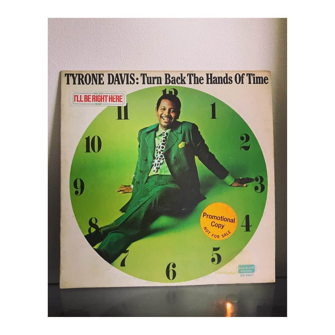 林幸治さんのインスタグラム写真 - (林幸治Instagram)「Tyrone Davis ‎– Turn Back The Hands Of Time  南部出身ながらもシカゴに移住し、フレディキングの付き人から、そのキャリアをスタートさせたというTyrone Davis が70年にリリースした2nd album。シカゴソウルの名盤。 ファンキー、グルーヴィー、GOOD SOUND！最高。  #vinyl #1970 #tyronedavis #usoriginal #promo #nowspinning」6月15日 5時53分 - tct_koji_hayashi