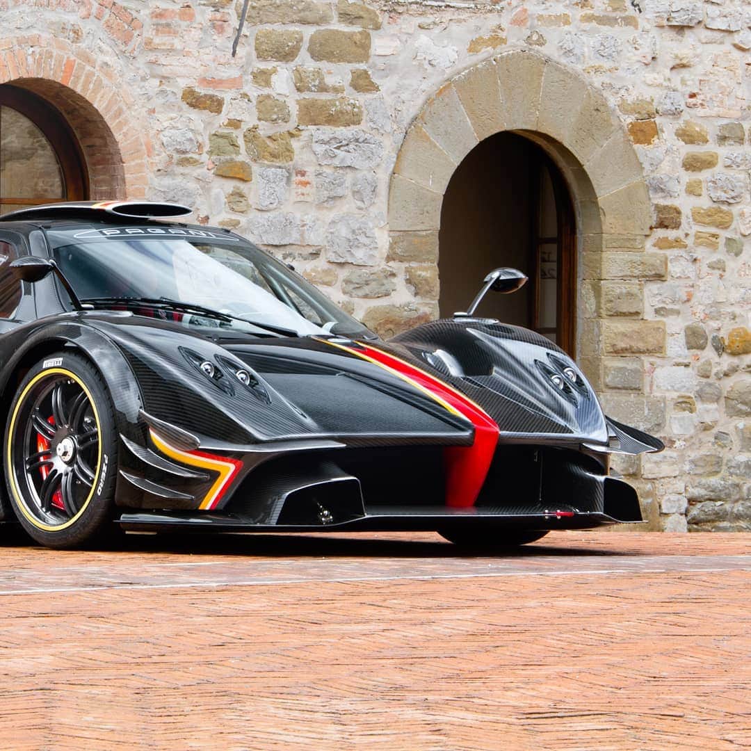 パガーニ・アウトモビリのインスタグラム：「When power and beauty are taken to the extreme.  #hittheroadagain  #pagani #zonda #zondarevolucion」