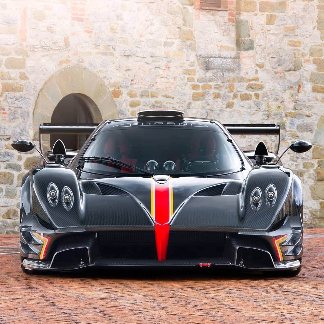 パガーニ・アウトモビリのインスタグラム：「When power and beauty are taken to the extreme.  #hittheroadagain  #pagani #zonda #zondarevolucion」