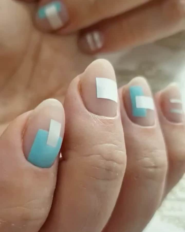 araks__studioのインスタグラム：「Наши дорогие в Araks Studio вы можете воплотить любой дизайн на ноготках😊Работа выполнена мастером Гузи , дизайн геометрия#araksstudio#маникюр#комбинированныйманикюр#дизайнногтей#педикюр#брови#макияж#шугаринг#ресницы#микроблейдингбровей#студиякрасоты#салонкрасоты」