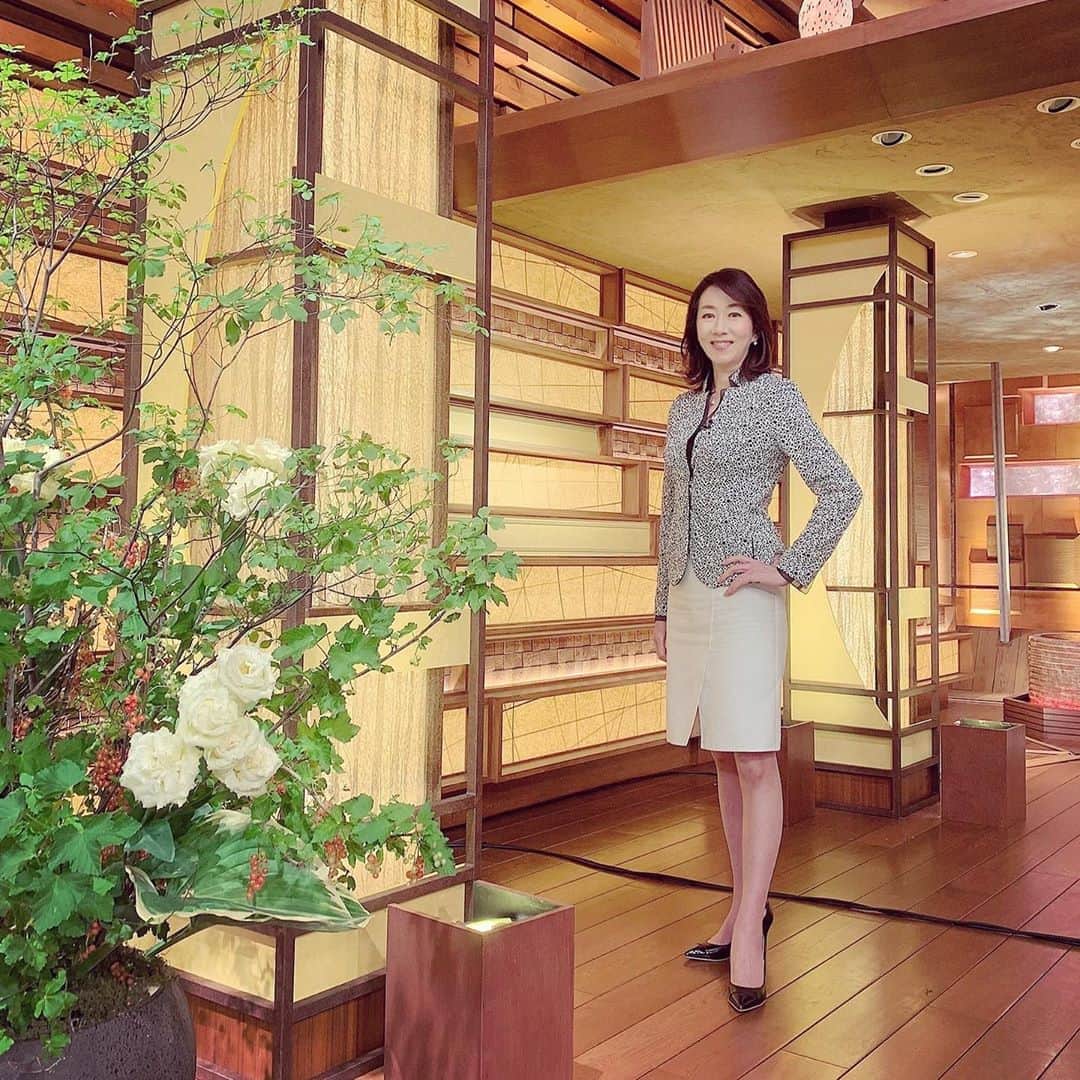 のインスタグラム：「今週はかなり暑くなりそうです。熱中症対策に気をつけて、よい一週間をお過ごしくださいね🌟  #サンデーステーション 衣装は #akris」