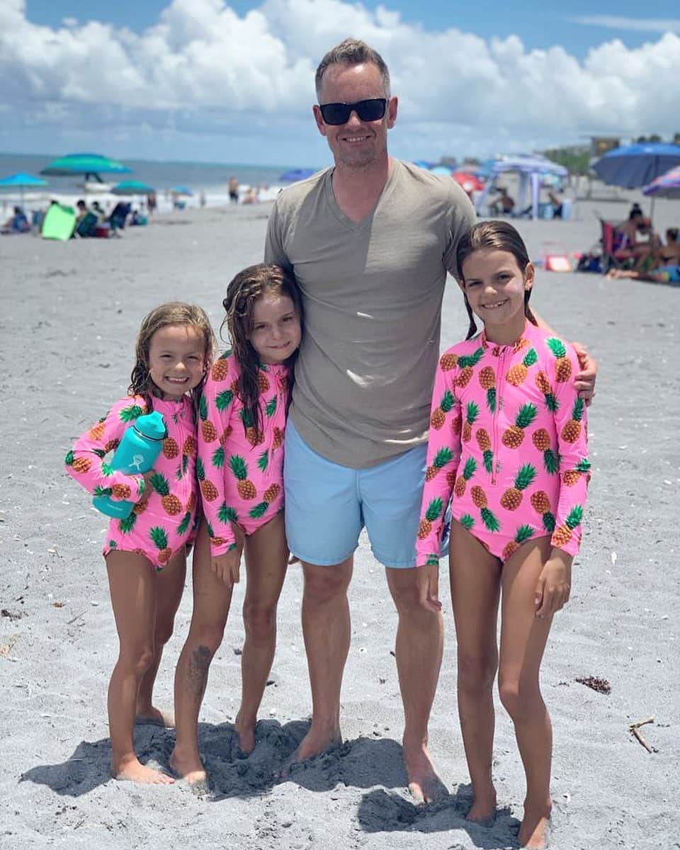 ルーク・ドナルドのインスタグラム：「Lovely day with my girls at the beach today! One of the good things to have come out of the Covid 19 break - more time with my girls 🙌🏼. Ready to get back competing next week @rbcheritage #girldad #family #beach」