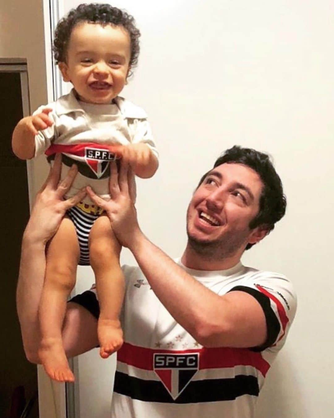 São Paulo FCさんのインスタグラム写真 - (São Paulo FCInstagram)「O sorriso de quem ama vestir a camisa do Tricolor! 😍🇾🇪 ⠀⠀⠀⠀⠀⠀⠀⠀⠀ 📸 Faça como o @arthurlc14 e publique seus pequenos são-paulinos com a tag #TricolorDesdeSempre」6月15日 6時43分 - saopaulofc