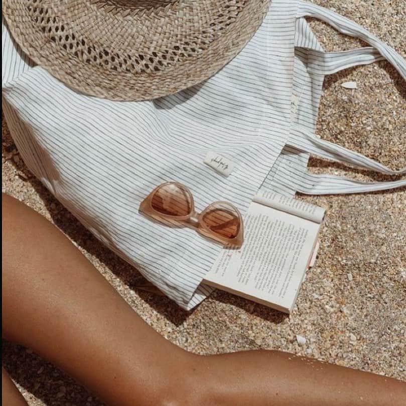 のインスタグラム：「Sunday essentials ⛅️🕊💫 @juniperoats #shopplanetblue」