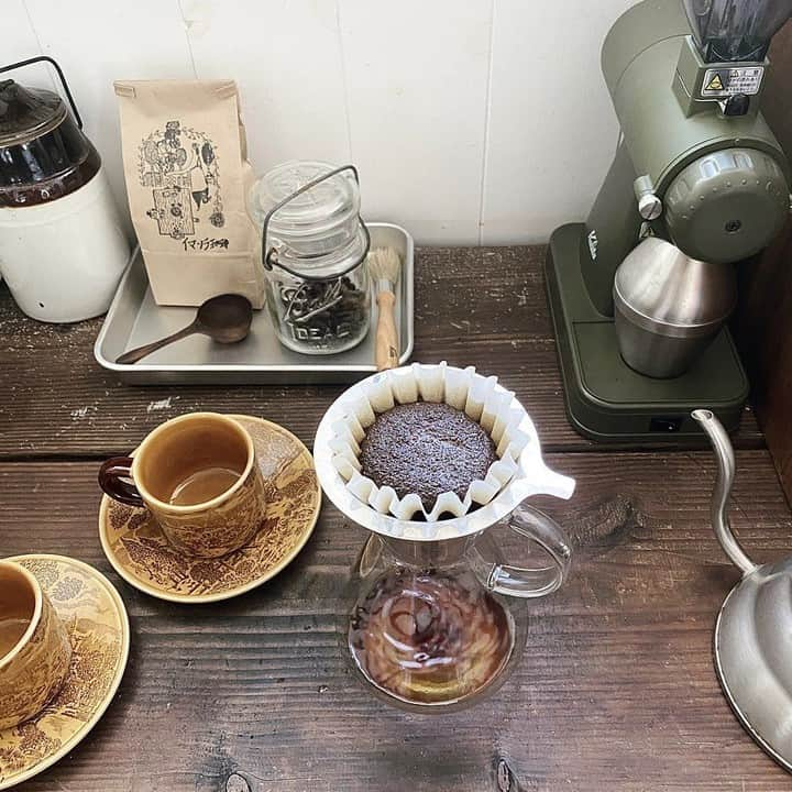 sarasa design storeさんのインスタグラム写真 - (sarasa design storeInstagram)「｜朝だから飲みたい、特別に淹れた一杯のコーヒー⠀⠀⠀ ⁣.⁣⠀⠀⠀ ⁣────────────────────⠀⠀⠀ ⁣・⠀⠀⠀ ●b2c 耐熱ガラス コーヒードリッパーセット⠀⠀⠀ 定価：￥3,900 +Tax⠀⠀⠀ .⠀ ⁣────────────────────⠀⠀⠀ ⁣▶お買い物は写真をタップ！または @sarasa_design アカウントトップから。⁣⠀⠀⠀⠀⠀ ────────────────────⠀⠀⠀⠀ .⠀ ●シンプルなデザインの耐熱ガラスとステンレス製のドリッパーのセット。⠀⠀⠀ ●カップ3杯取りサイズのコーヒードリッパーセットです。⠀⠀⠀ ●シンプルなデザインで機能的ですので普段使いに最適です。⠀⠀⠀ .⠀ ⁣────────────────────⠀⠀⠀⁣⠀⠀⠀⠀⠀⠀ .⠀ こちらの商品を @kisyuunomori に撮影協力いただきました。⠀⠀ そのお写真をリポストさせていただきます。⠀ ご紹介と共に⁣以下のコメントいただきました。⁣⠀⠀⠀ .⠀ ⁣──⠀ .⠀ いつも使ってた珈琲ドリッパーは⠀ お嫁に来る前からこのお家にあったもの、⠀ 特に新しいものを買おうと思わず使ってたのだけど、⠀ おnew(古っ)笑！お迎えしました(๑˃ᴗ˂)و♡⠀ ペーパーレスでも、ペーパー有りでもOK！⠀ 後始末を考えたらペーパー有りの方がいいかな。私の感想ね😊⠀ ・⠀⠀⠀⠀⠀⠀ ────────────────────⠀⠀⠀ #sarasadesign をつけて投稿いただいた中からお写真をご紹介する場合がございますので、ぜひ投稿してみてください！！　素敵なお写真お待ちしております！！⠀⠀ ────────────────────⠀⠀ ･⠀ #おうちじかん⠀⠀⠀ #コーヒータイム⠀⠀⠀ #キッチン⠀⠀⠀ #インテリア⠀⠀ ⁣.⁣⠀⠀⠀⠀⠀⠀⠀ ⁣#シンプルライフ #sarasadesign #sarasadesignlab #sarasadesignstore⁣⠀⠀⠀⠀⠀⠀ ⁣.⁣」6月15日 7時00分 - sarasa_design