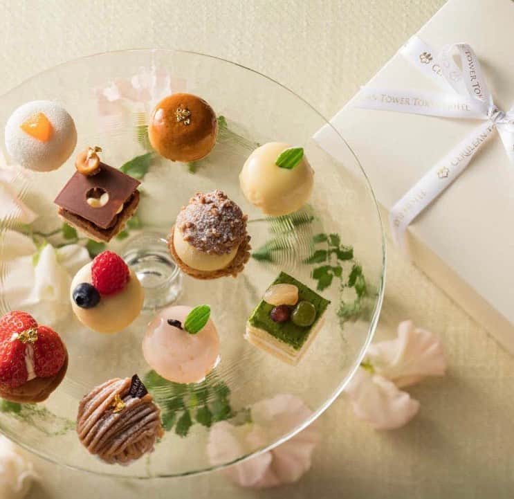 オズモールレストランさんのインスタグラム写真 - (オズモールレストランInstagram)「. おうちごはんを満喫🍴 レストランのテイクアウトメニュー ＊	 セルリアンタワー東急ホテル ペストリーショップ／セルリアンタワー東急ホテル@渋谷駅 ＊  ラグジュアリーなセルリアンタワー東急ホテルの「ペストリーショップ」で、ギフトにぴったりな『プティフール』をお取り置き。定番の人気フレーバーや旬の食材を使ったフレーバーなど、季節ごとにそのとき一番おすすめの10種類を詰め合わせでご用意。ひとつひとつ丁寧に作り上げられたフォトジェニックな可愛らしいミニケーキだから、家族へのお土産はもちろん、ホームパーティーの手土産にチョイスすれば、より一層賑やかなパーティーを叶えてくれるはず。 ＊ 店名:セルリアンタワー東急ホテル ペストリーショップ／セルリアンタワー東急ホテル 住所:	 東京都渋谷区桜丘町26-1 セルリアンタワー東急ホテルロビー階  アクセス：JRほか「渋谷駅」より徒歩5分。 ＊ 詳しくは店舗名+OZmallで検索！  テイクアウト特集はプロフィールURLより @ozmall_restaurant  #おうちグルメ #おうちでごはん #おうちめし #テイクアウト #テイクアウトグルメ #テイクアウトを楽しもう #OZのテイクアウト #ozmall #オズモール #OZグル　#レストラン #グルメ #グルメ好きな人と繋がりたい」6月15日 7時01分 - ozmall_restaurant