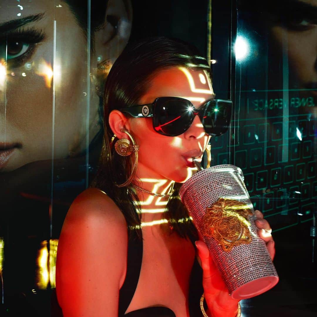 ジャンニヴェルサーチさんのインスタグラム写真 - (ジャンニヴェルサーチInstagram)「Classic meets contemporary on the latest #VersaceEyewear silhouettes, featured on @kendalljenner for the new digital-themed sunglasses campaign.」6月15日 7時11分 - versace