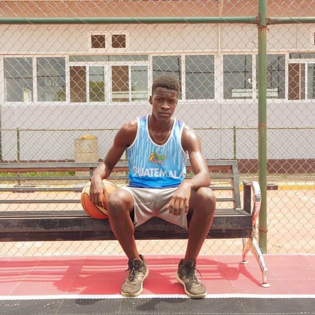unicefさんのインスタグラム写真 - (unicefInstagram)「Daniel, 16, is taking a break at a deserted basketball pitch in Juba, South Sudan.  Daniel’s in his final year of school, but with the country-wide school closures amid #COVID19, his future’s uncertain. For now, he’s doing his best to study at home and keep busy with his true passion in life: basketball. © UNICEF/Wilson」6月15日 7時15分 - unicef