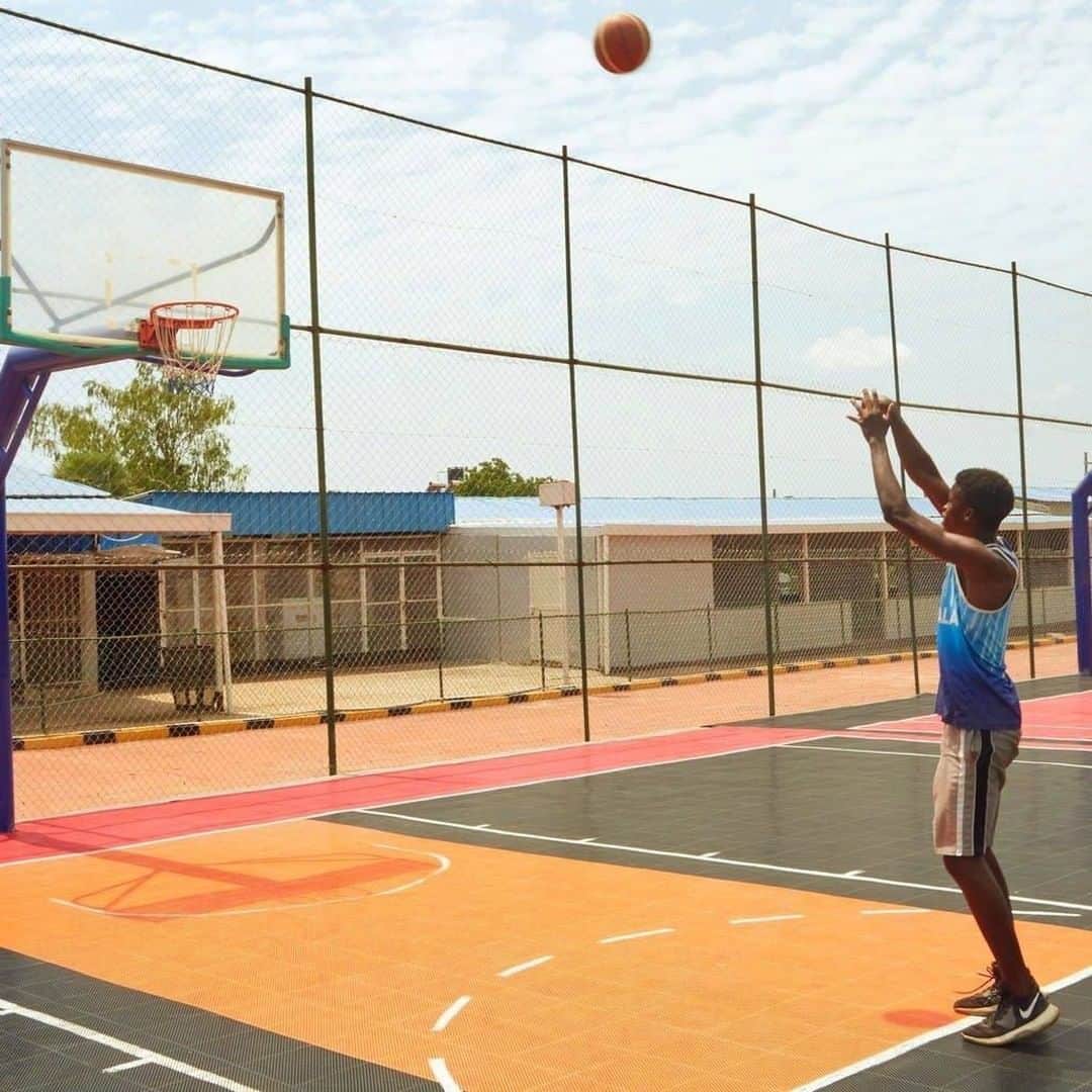 unicefさんのインスタグラム写真 - (unicefInstagram)「Daniel, 16, is taking a break at a deserted basketball pitch in Juba, South Sudan.  Daniel’s in his final year of school, but with the country-wide school closures amid #COVID19, his future’s uncertain. For now, he’s doing his best to study at home and keep busy with his true passion in life: basketball. © UNICEF/Wilson」6月15日 7時15分 - unicef