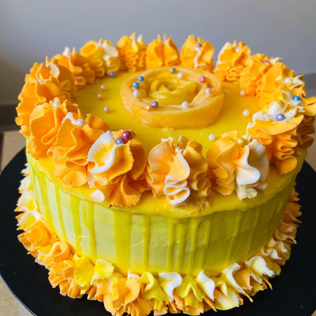 SUPER CAKESさんのインスタグラム写真 - (SUPER CAKESInstagram)「A little mango bliss in every bite! 🥭 🥭  #mangocake  #freshmangoes #summer #mangoseason #loveformangoes #yellowcolour #mangolover #freshcakes #mangopureefilling #buttercreamicing #mangoessence #homebaked #cakeartist #happybaker #mangorose #instamood #foodphotography #qatarcakes #homebaker #qatarbaker」6月15日 7時27分 - super.cakes