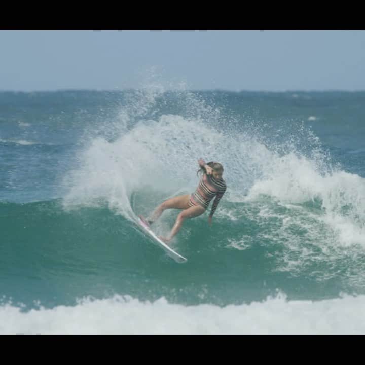 レイキー・ピーターソンのインスタグラム：「Missing a bit of this warm water at the moment. ☀️💛 Couple little waves from back on the Gold Coast. Video- @nickpollet」