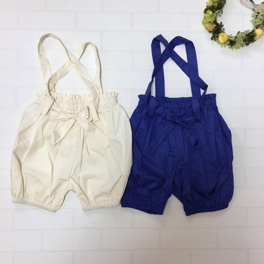 子供服のbig foRE:stさんのインスタグラム写真 - (子供服のbig foRE:stInstagram)「. パフパンツサロペット【300】  かぼちゃパンツのシルエットの パフパンツサロペット‼︎ ショルダーストラップは バッククロスデザインで 型落ちしにくくgood♪  リボンにしたて結ぶタイプだから お好みの長さに調節可能  夏らしいカラーの アイボリーとブルーの２色展開です♡ . . . . .  #子供服 #キッズコーデ #韓国子供服 #kidscode #outfit #おでかけコーデ#海外子供服  #おしゃれさんと繋がりたい #kidsjapan #セレクトショップ #女の子コーデ  #男の子コーデ#女の子ママ#男の子ママ#インポート#コドモノ #ベビフル#春アイテム#夏アイテム#お洒落さんとつながりたい#ninas#親ばか部#子供服通販#ナチュラルコーデ#プチプラ子供服#おしゃれキッズ#ママリ#子育てぐらむ#キッズサロペット」6月15日 7時33分 - olpemi_