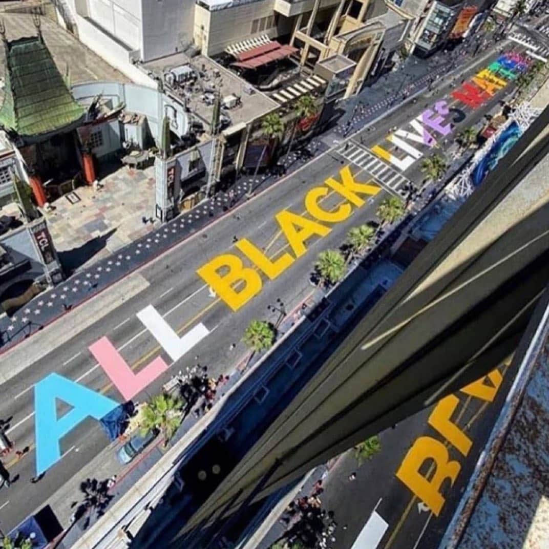 コビー・スマルダーズのインスタグラム：「This is 😍. ❤️🧡💛💚💙💜 #ablmla #allblacklivesmatter」