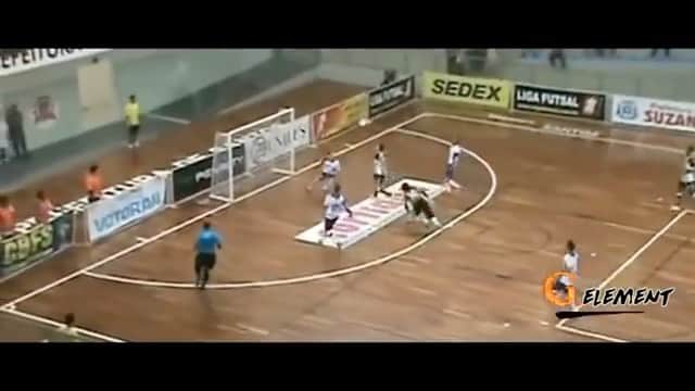 アレッサンドロ・ローザ・ヴィエイラのインスタグラム：「VIDEO- E aí? 1, 2, 3 ou 4? Justifique ... ⚽️🥅 🏍」