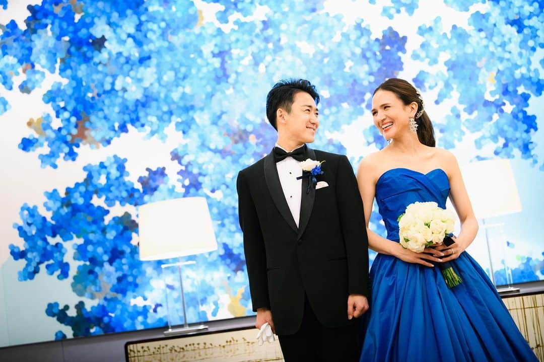 のインスタグラム：「結婚式から1年👩‍❤️‍👨たくさんの人にお祝いしてもらえて幸せだった日✨今でも忘れられない1日💓いつもありがとう☺️お色直しはブルーのドレス👗 @palacehoteltokyo の葵の絵をバックに💙 @palacehoteltokyowedding #1周年 #ありがとう #1yearago #palacehoteltokyo #パレスホテル東京ウエディング」