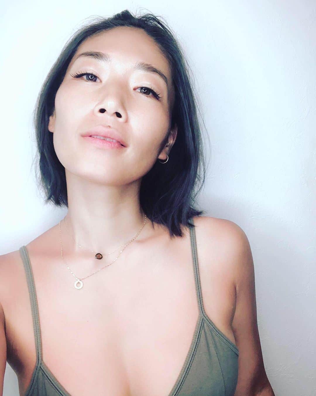 のインスタグラム：「私の同級生でお友達のアイリストがつけてくれるマツエクがアホ程うまい。  なんも言わなくても私がなりたい目元に仕上げてくれるからノーメイクで大半。。 . . いや、ほぼ過ごす私としてはありがた過ぎてなけてくる😂  目の形や生え具合で付け方を工夫してくれるので取れにくいし倍増しで可愛く見える。  すでに海入りまくりの私でも取れにくいから助かります😭🙏✨ アイリス袋町店  担当ミニちゃん(松重)  https://beauty.hotpepper.jp/kr/slnH000396630/  #マツエク#広島#広島ファッション#広島ヨガ#アイメーク#nomake#eyemake #yogalife  #hitomi#hiroshimajapan」