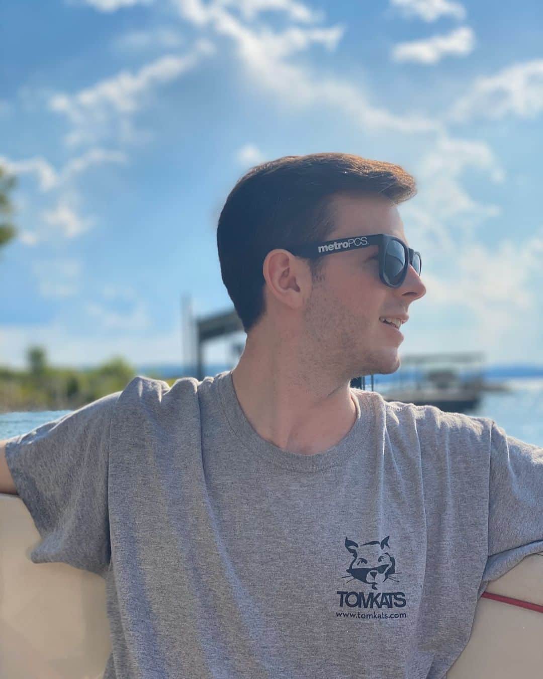 チャンドラー・リッグスのインスタグラム：「always reppin the designer sunglasses」