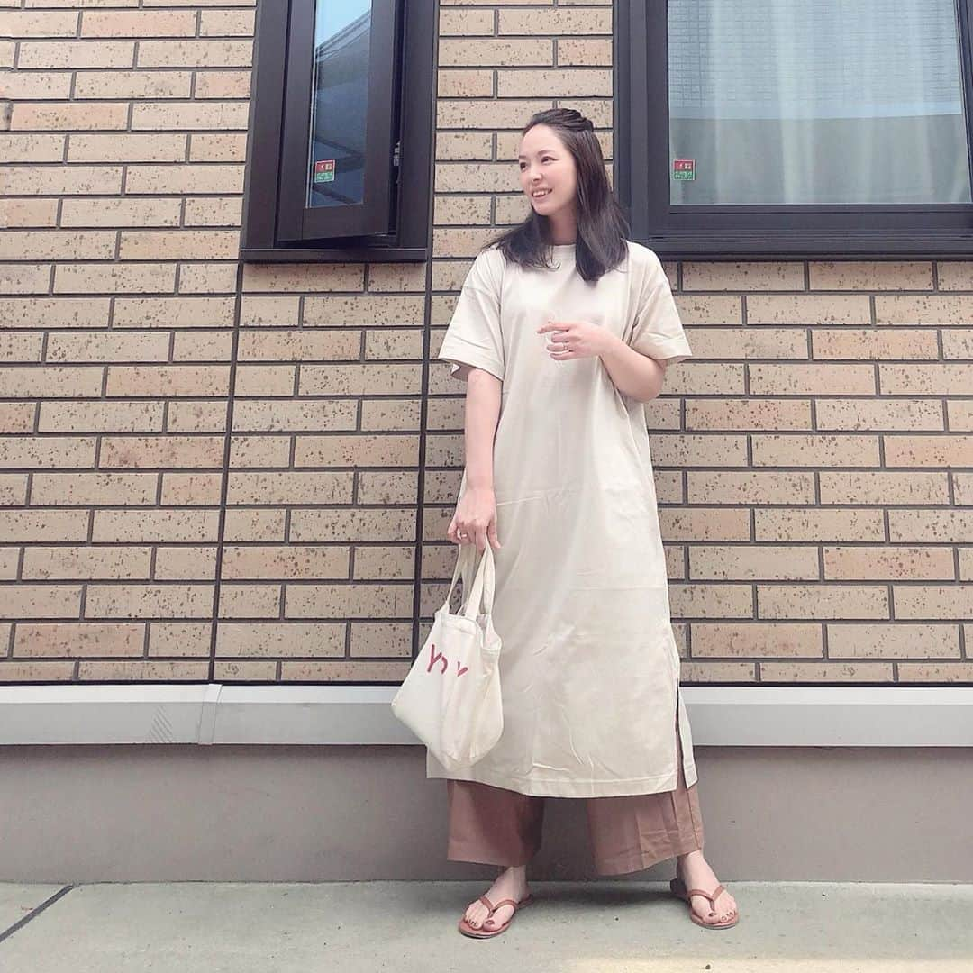 lily112988さんのインスタグラム写真 - (lily112988Instagram)「: #outfit . . おはようございます☀︎ 通常登校が始まったところも多いのかな？？ こちらはまだ分散登校だけど🏫 今日からは毎日の登校に✨ 子供達はすごく楽しみにしてるし 安心して通える日々が早く戻るといいなぁ💭💭 . #uniqlo誕生感謝祭 が始まったので 平日空いてそうな時間に 久しぶりに店舗へ🛍 ふと見ると ユニクロ着てユニクロ🤢 #ユニクロあるある . そしてたまたま買えた #daiso のビーサン 気付いたら履いてるくらい めっちゃお気に入り♡♡ 色違いまだあるかなぁ~🤔 . . one-piece @uniqlo #マーセライズコットンロングtワンピース  pants @gu_for_all_ #リネンブレンドワイドパンツ 去年のもの sandal @daiso_official : : : #uniqloginza2020SS #uniqlo #uniqloginza #uniqloコーデ #ユニクロ #ユニクロコーデ #ユニクロ購入品 #ママコーデ #ママモデル #今日のコーデ #大人カジュアル #大人可愛い #cocoromii #サロモ #サロンモデル #夏コーデ #locari #大人コーデ #アラサーコーデ #ロカリ #ワンマイルコーデ #gu_for_all #gu #guコーデ」6月15日 8時23分 - lily112988