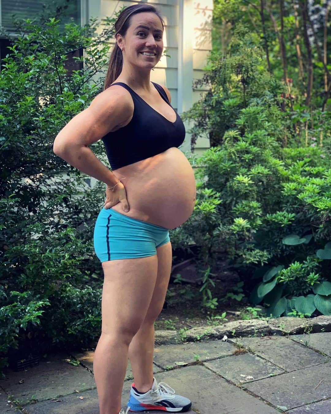 Camille Leblanc-Bazinetさんのインスタグラム写真 - (Camille Leblanc-BazinetInstagram)「26 weeks !!! “  Not sure what happened this week but my belly grew SO much!!! I went from moving without much issue to struggling to do everything like 3 days appart haha 😆 “  Energy really comes in cycle 3/4 days not feeling good into 2/3 days feeling good seems to be the current cycle  My back and my ribs are hurting me to the point that sometimes I can barely breath so I’ve been laying a lot  Outside this she is moving SO much and I love it but she also mostly love to kick me in the ribs and jump on my bladder 😅  My husband loves that she is already terrorizing me hahaha  14 more weeks until we meet the love of our life ♥️」6月15日 8時18分 - camillelbaz