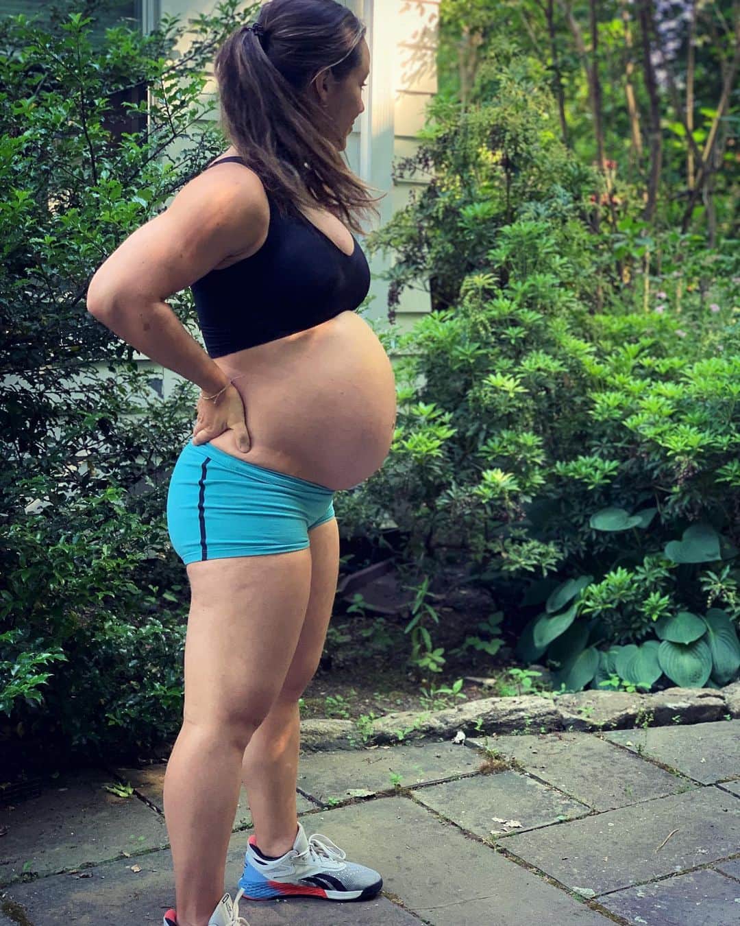 Camille Leblanc-Bazinetさんのインスタグラム写真 - (Camille Leblanc-BazinetInstagram)「26 weeks !!! “  Not sure what happened this week but my belly grew SO much!!! I went from moving without much issue to struggling to do everything like 3 days appart haha 😆 “  Energy really comes in cycle 3/4 days not feeling good into 2/3 days feeling good seems to be the current cycle  My back and my ribs are hurting me to the point that sometimes I can barely breath so I’ve been laying a lot  Outside this she is moving SO much and I love it but she also mostly love to kick me in the ribs and jump on my bladder 😅  My husband loves that she is already terrorizing me hahaha  14 more weeks until we meet the love of our life ♥️」6月15日 8時18分 - camillelbaz