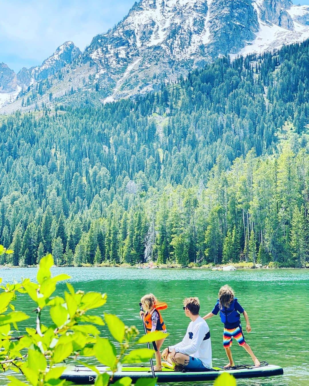 ダニエラ・ルーアのインスタグラム：「Mine ❤️ . Meus . #nature #lake #paddleboard #kids #dada #mama #green #beauty #beautiful #trees #mountains」
