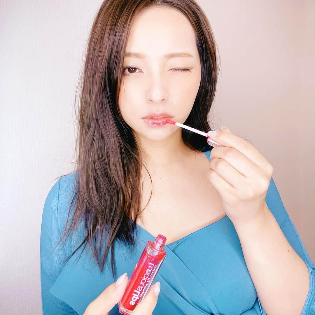 水崎綾女さんのインスタグラム写真 - (水崎綾女Instagram)「lipは色々持っているけど、最近のお気に入りは　@lusciouslip  口紅にクリアを重ねるのも好きだし、RED系は発色がかなり良いのでそのままコレ1本でもOK!! ピリピリ系リップが苦手じゃない人は、唇もふっくらするしおすすめです💛 * * * #make #lip #lipgloss #gloss #口紅 #beauty #makeup #ラシャスリップ #lusciouslips #コスメ #cosmetics #赤リップ」6月15日 8時33分 - misakiayame