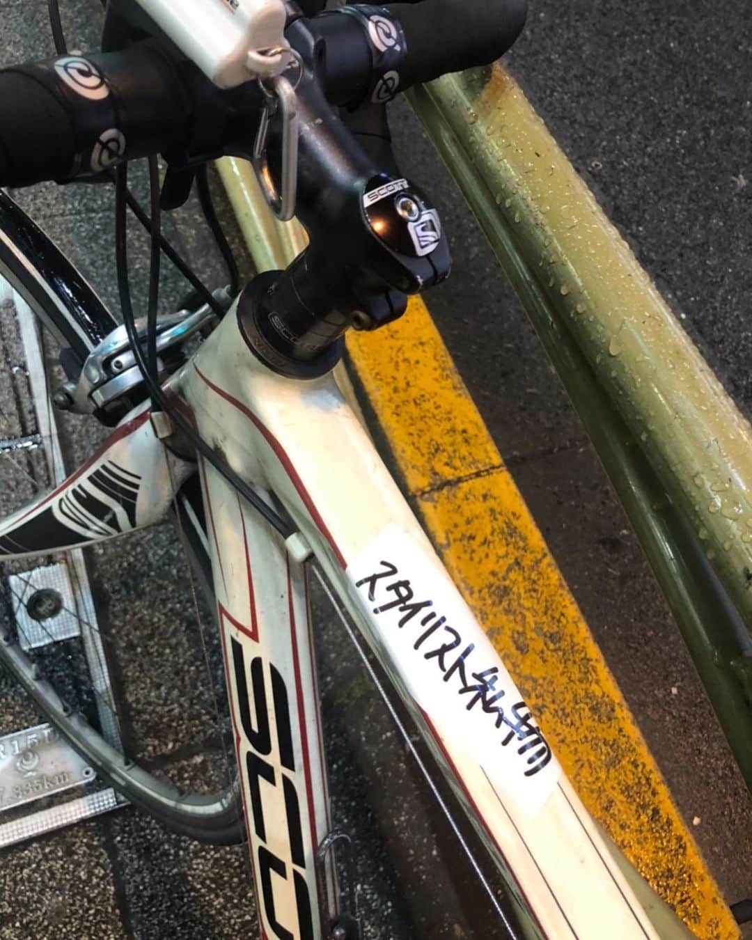 大根仁さんのインスタグラム写真 - (大根仁Instagram)「警察から連絡があり、盗まれた自転車が見つかった。そして盗まれたのはやはり車体ではなく「スタイリスト私物ステッカー」だったというw #stylistshibutsu」6月15日 8時33分 - hitoshione