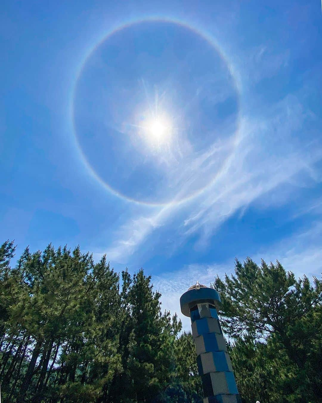 愛知県田原市さんのインスタグラム写真 - (愛知県田原市Instagram)「I found a double circle, halo, in the blue sky.  空に二重丸◎見つけたよ *  この間、お空を見上げて偶然発見！ これ見つけた人いるー？今日は見えるかな？ #暈#かさ#日暈#ひがさ って言うんだって #太陽 の周りに#光の輪#虹色 も見える 何か良いこと起こりそうな予感 #梅雨の合間#お天道様ありがとう#halo#カコソラ * #たはら暮らし  #渥美半島#田原市#田原#伊良湖岬#伊良湖#赤羽根#菜の花浪漫街道  #tahara#irago#akabane #サーフィン#surfing#田舎暮らし#日々の暮らし#休日の過ごし方#スローライフ#instagramjaran#igersjp」6月15日 8時41分 - tahara_kurashi