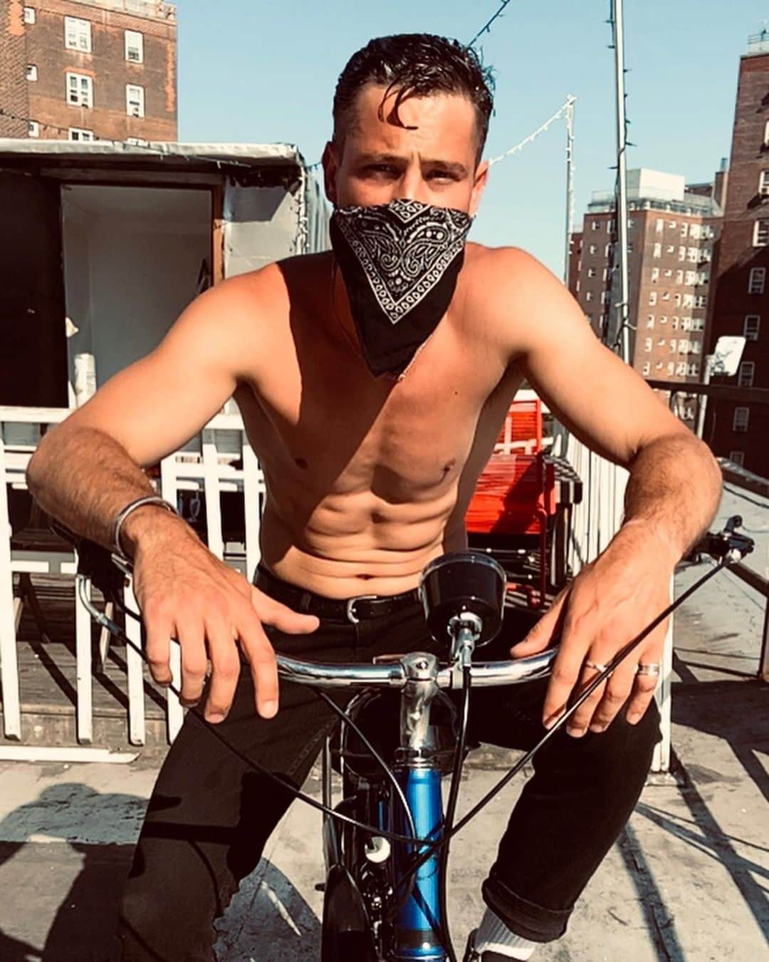 ベン・ワッツさんのインスタグラム写真 - (ベン・ワッツInstagram)「YES BRUV ..... got in a quick FACETIME virtual shoot wiv @ethanturnbull x @stacichild on his nyc rooftop today .  Luv getting some spontaneous creative vibes on when the suns out ...... see you on set soon bruv #nyc #hotinthecity #ny #benwatts #virtualphotography #facetime #shhhh」6月15日 8時35分 - wattsupphoto