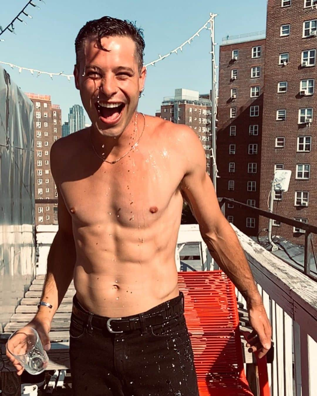 ベン・ワッツさんのインスタグラム写真 - (ベン・ワッツInstagram)「YES BRUV ..... got in a quick FACETIME virtual shoot wiv @ethanturnbull x @stacichild on his nyc rooftop today .  Luv getting some spontaneous creative vibes on when the suns out ...... see you on set soon bruv #nyc #hotinthecity #ny #benwatts #virtualphotography #facetime #shhhh」6月15日 8時35分 - wattsupphoto