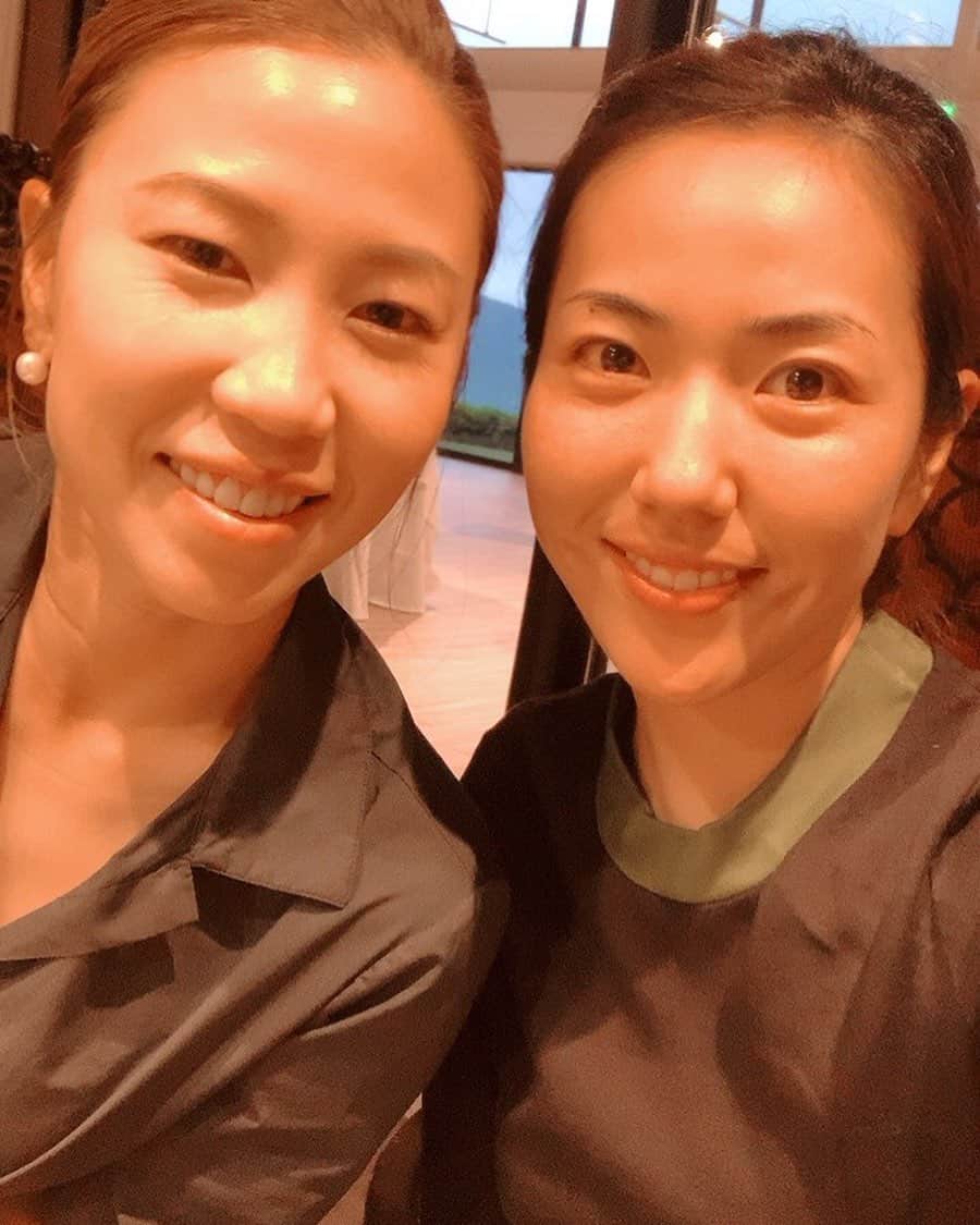 上田桃子のインスタグラム：「本日、34歳になりました。 背伸びせず、いくつになっても、 自分らしく日々成長出来る様に、 そして何より健康でまた35歳を迎えられるように過ごしたいなと思います❤︎ #私達似てます？ #よく間違われます #34 #実感なし #オールドルーキーじゃい」