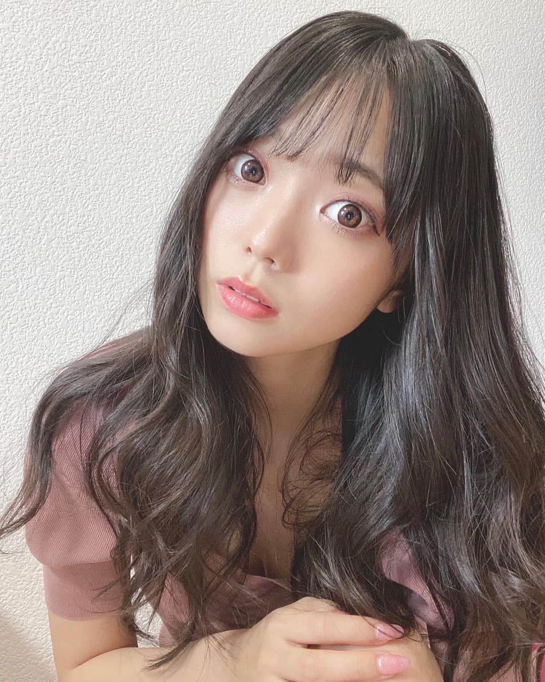 澤田美晴さんのインスタグラム写真 - (澤田美晴Instagram)「韓国っぽい髪の巻き方を極めたい、、、 練習中....🔥 はやく髪の毛もっと伸びてほしい〜！ あ！！ちなみに #bidol  の駆引きのピンクのアイシャドウを最近はずっと愛用してるよ！！！！ 可愛すぎて絶対リピ❤︎おめめもおっきく見える✨ 前から何人かのファンの女の子がおすすめしてくれてたから買ってみたよ☺︎✌︎ ありがとう！お気に入りになったよ！ この写真のリップはロムアンドのティント、FIGFIGっていうカラーだよ！」6月15日 19時41分 - sawadamiharu7