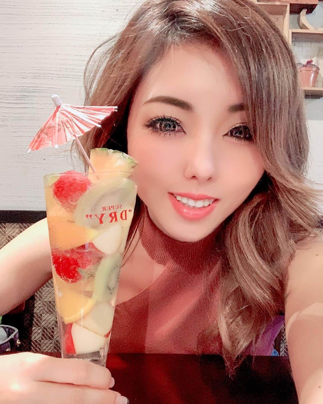 MAKIさんのインスタグラム写真 - (MAKIInstagram)「@carne.umeda ﻿ ﻿ 凍ったフルーツがゴロゴロ🍑🍎🍓🍊🍍﻿ ﻿ 1杯目は爽やかな感じで﻿ 2杯目の追いチューハイは﻿ 色んなフルーツの味が染みでて﻿ めちゃくちゃ美味しかった💓﻿ ﻿ 自家製サングリアも美味しいし﻿ また来たいお店👏✨﻿ ﻿ ﻿ #大阪グルメ #大阪ランチ #大阪ディナー #梅田ランチ #梅田ディナー #梅田肉バル #梅田シカゴピザ #梅田食べ放題 #ユッケ寿司」6月15日 19時43分 - makiron0803