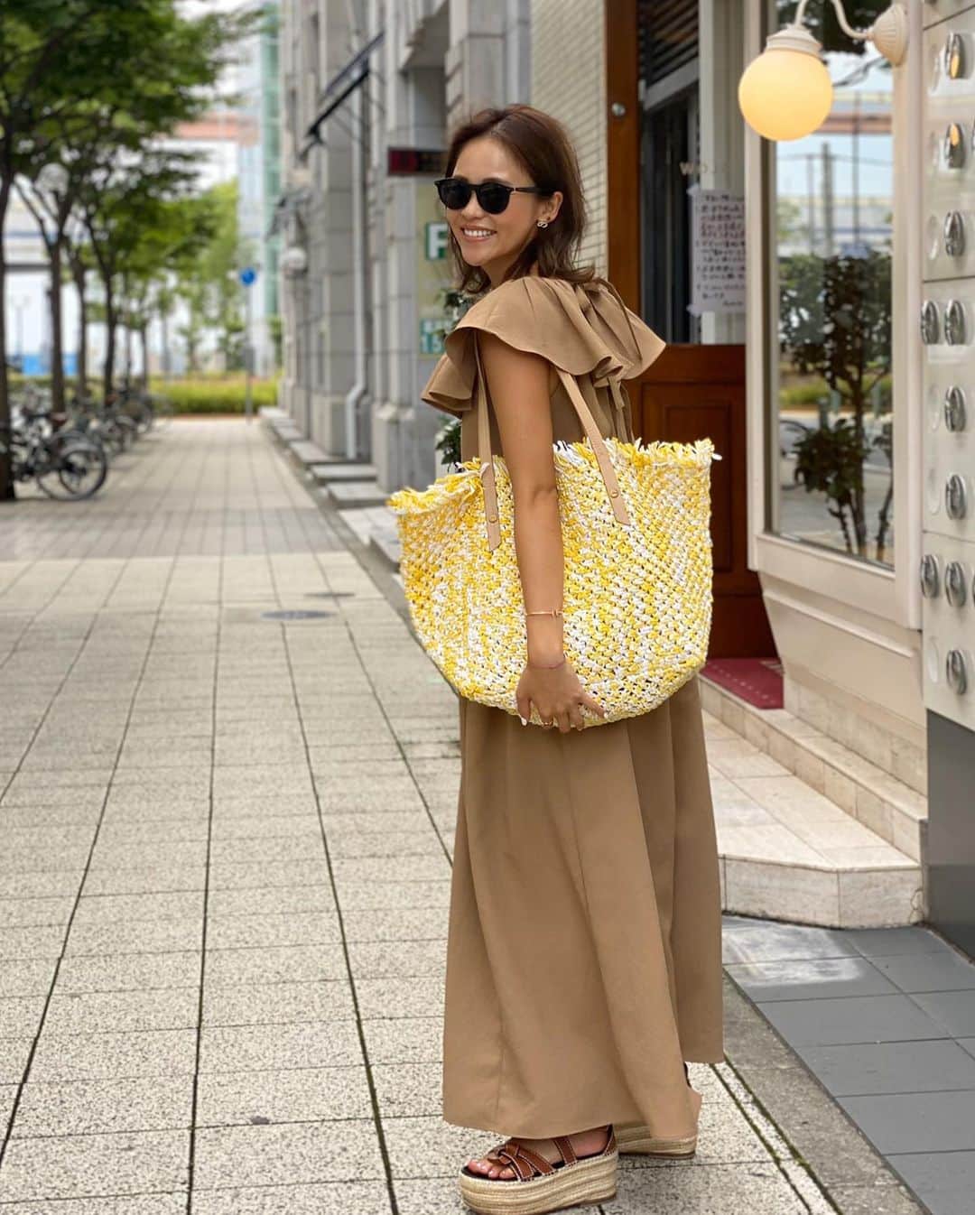 Risako Yamamotoさんのインスタグラム写真 - (Risako YamamotoInstagram)「バナナスムージーを買いに🙂🍌💛 買いに行くのが楽しみで、バナナ色のbagで🤣笑 ・ ・ 美味しかったー♥︎パンケーキ食べに行きたいナ🥞❤️ ・ ・ #yorkysbrunch #バナナスムージー #バナナジュース #ootd #fashion #coordinate #jcrew #rosymonster #loewe」6月15日 18時12分 - risako_yamamoto